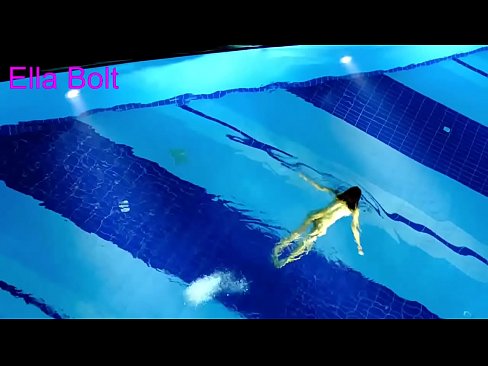 ❤️ Nu mă pot opri din privit, tânără blondă surprinsă înotând goală în piscina stațiunii ELLA BOLT at ro.risegame.top ❌